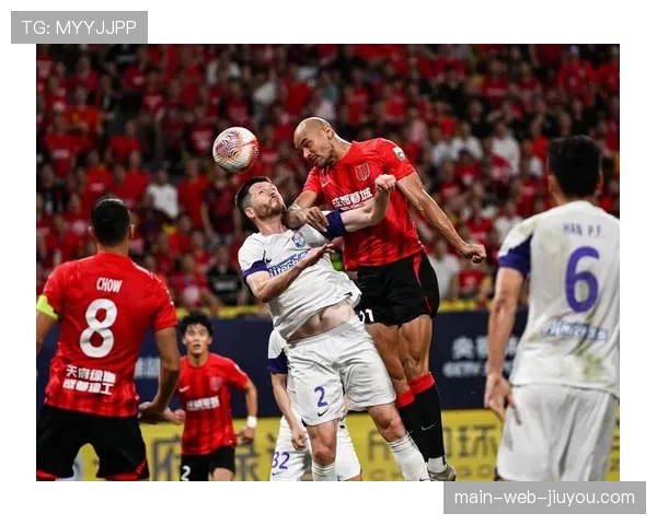 中超保级焦点战长春亚泰门将贺一然失误后做出争议手势引发热议